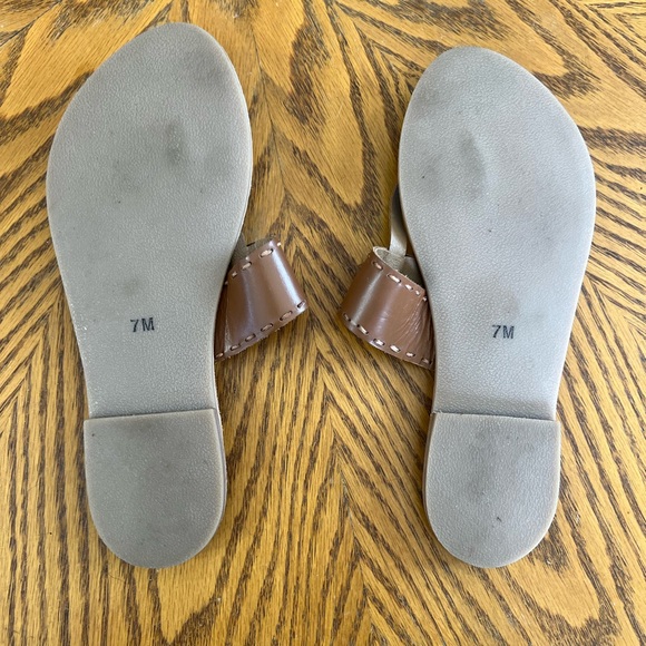 Lot de 4 pieds plastique gris pour rayonnage P/40 - Bricolage Lot de 4 pieds plastique gris pour rayonnage P/40 - Bricolage